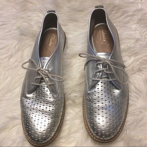 Clarks artisan silver lace up silver sneaker 9 1/2